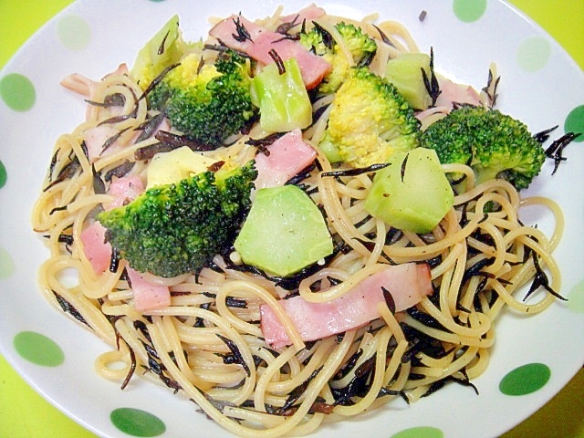 ブロッコリーとひじきベーコンのパスタの写真