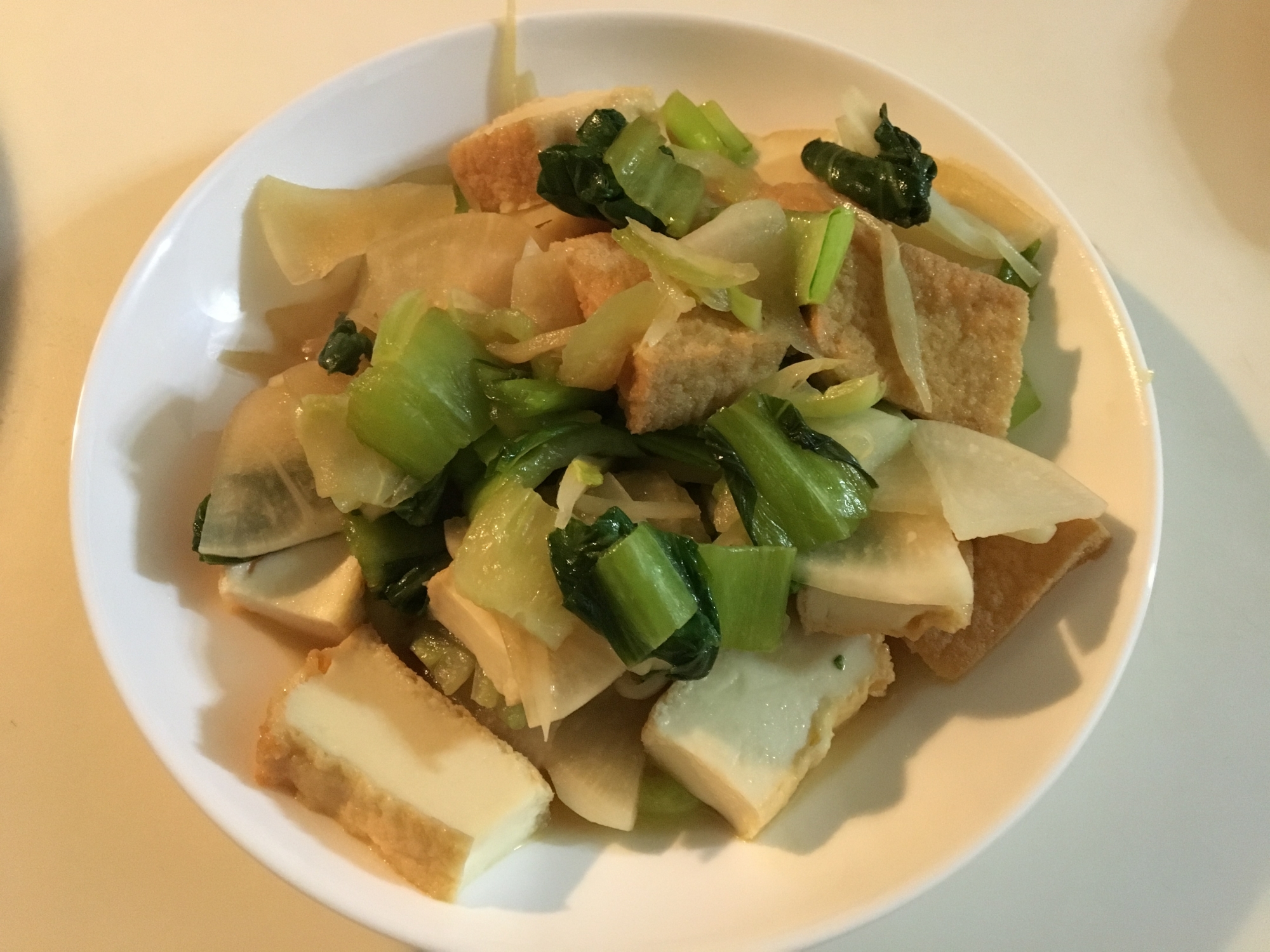 大根の皮も一緒に青梗菜と厚揚げ炒めの写真