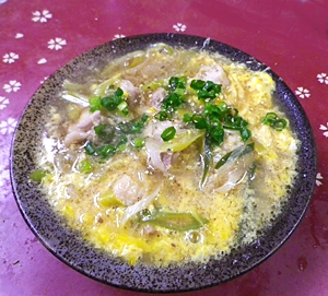 長ねぎたっぷり鶏モモ汁だく卵とじの写真