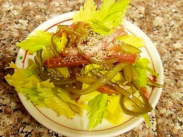 セロリと茎わかめとスモークタンの和え物の写真