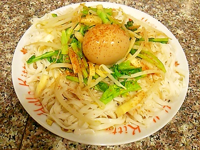 セロリの芯と生姜の糖質０麺・煮卵付きの写真
