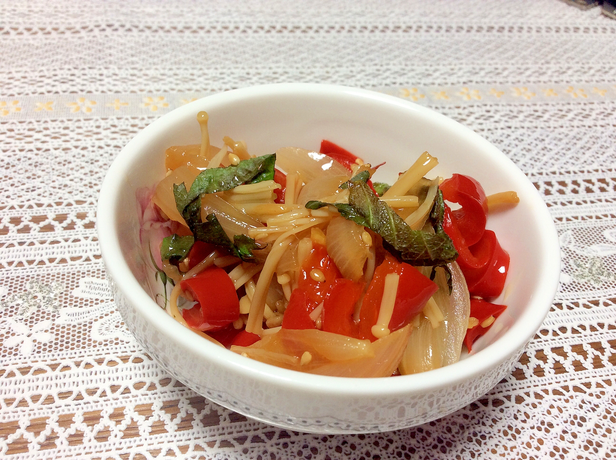 玉ねぎとパプリカとえのきの麺つゆ和えの写真