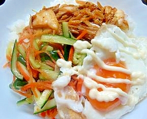 キュウリのサラダとキムチ炒めと半熟目玉焼き丼の写真