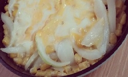 タマネギとコーンのチーズ焼きの写真