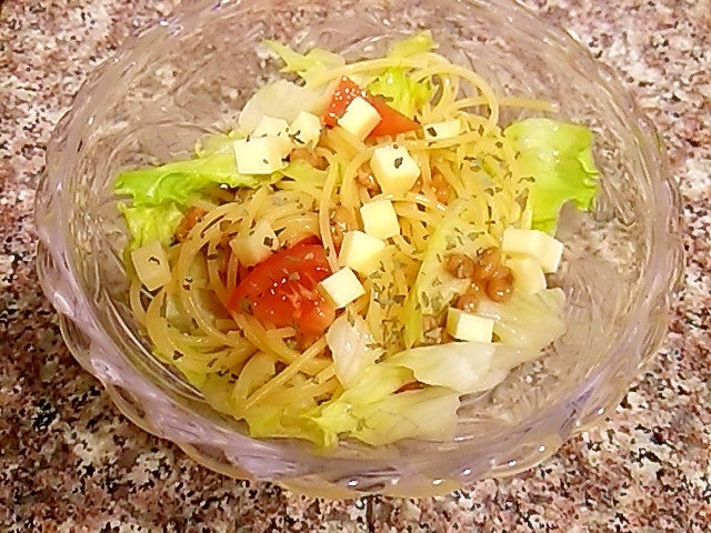 トマトとレタスの青じそ納豆パスタの写真