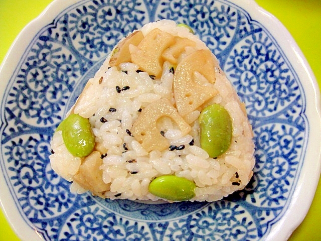 蓮根と茶豆黒ごまのおにぎりの写真