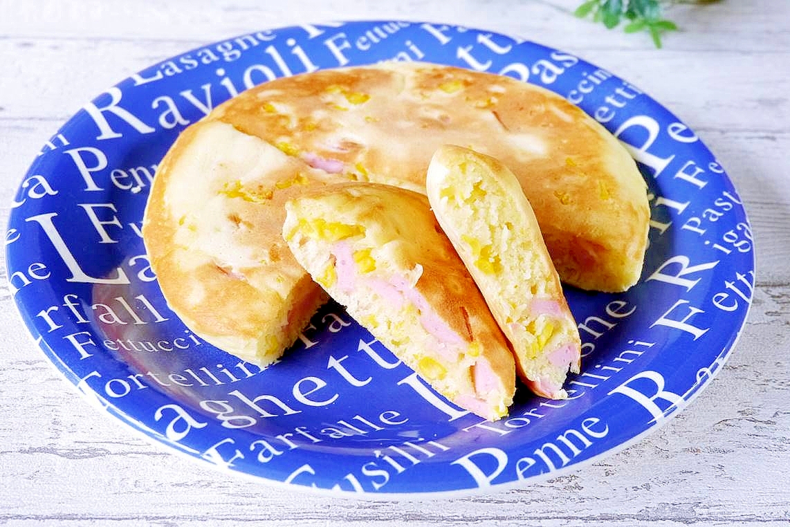 朝食はコーンなホットケーキの写真