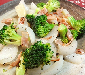 温野菜のベーコンサラダの写真