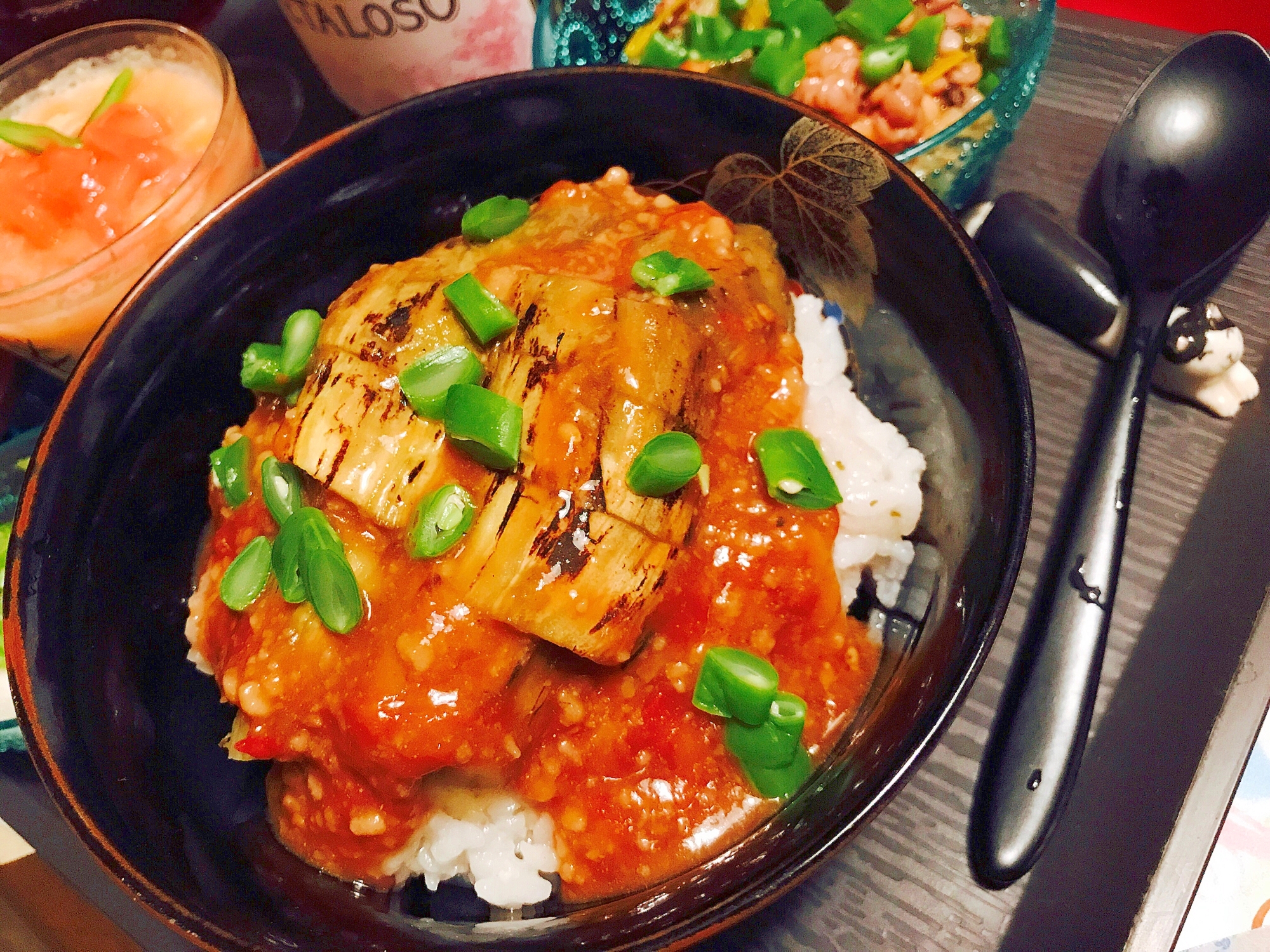 冷たい焼き茄子のトマトあんかけ雑穀おかゆの写真
