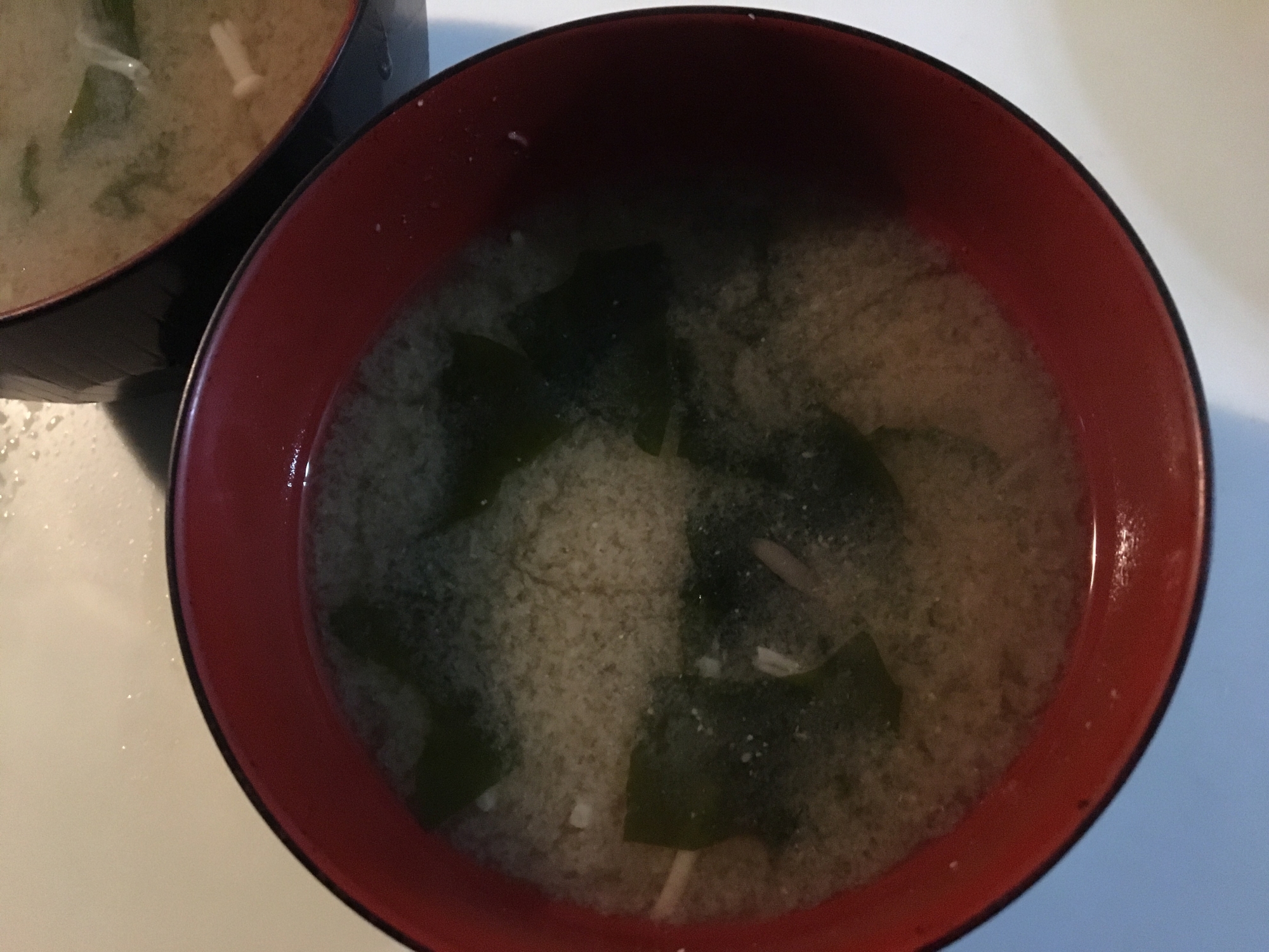 生姜入りワカメとエノキの味噌汁の写真