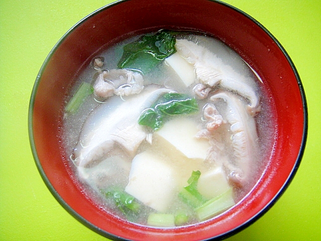 豆腐としいたけ豚肉の味噌汁の写真