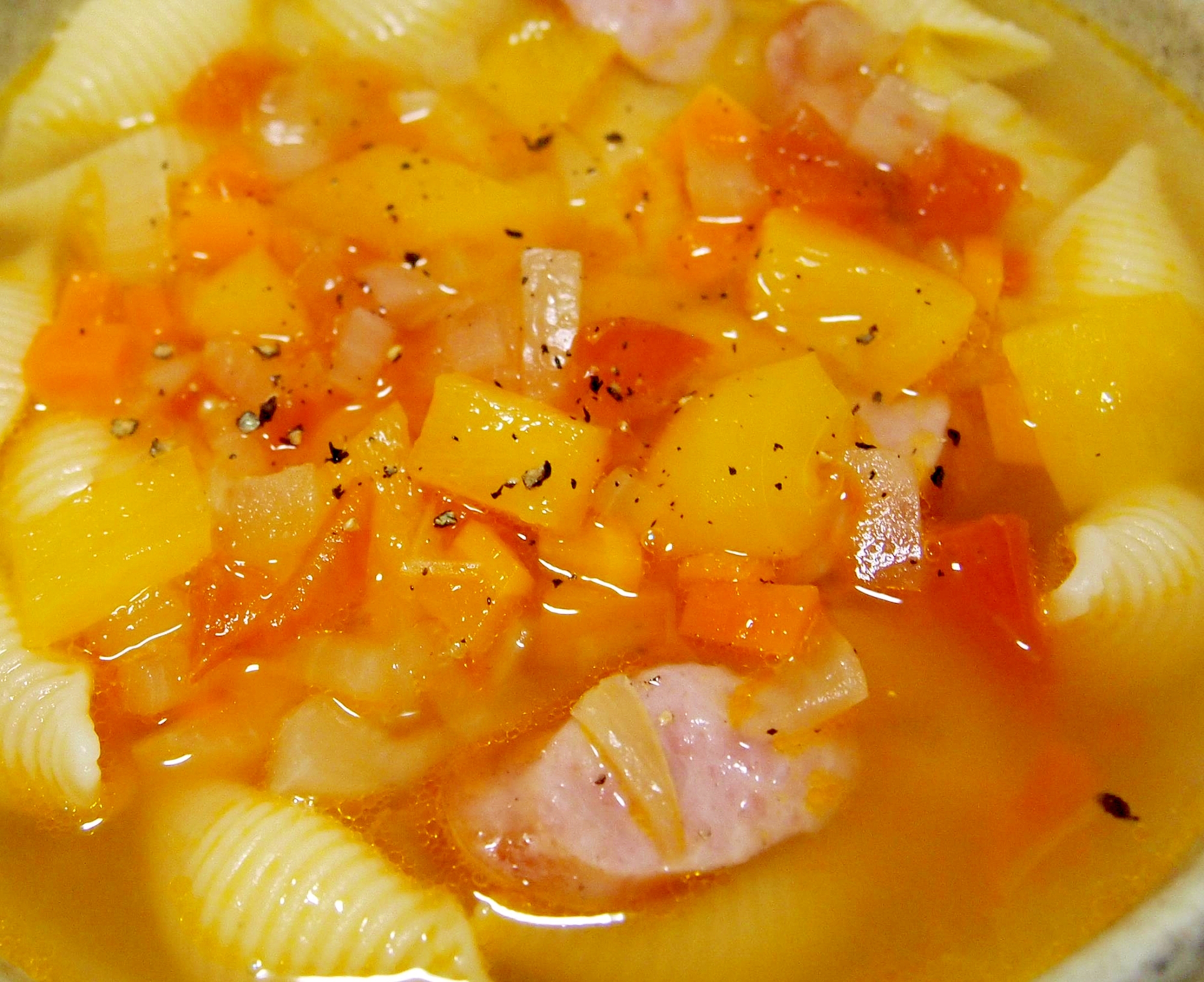 パスタ入りソーセージと野菜のカレースープの写真