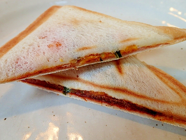 ケチャップで　ハムとゆで卵と大根の葉のホットサンドの写真
