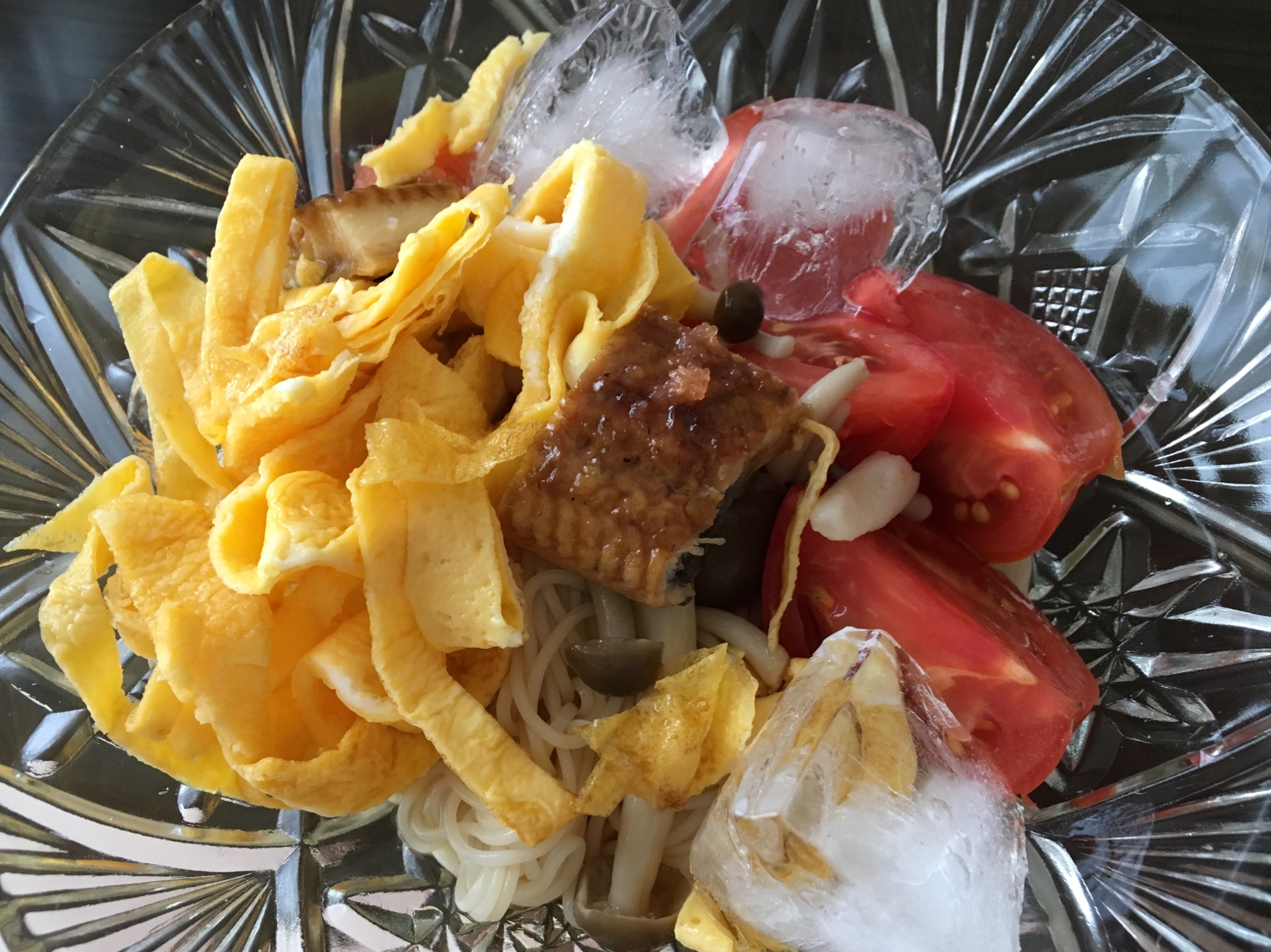 トマトとシメジと卵と鰻の冷やしそうめんの写真