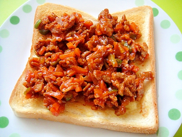 人参ピーマン入りミートカレートーストの写真