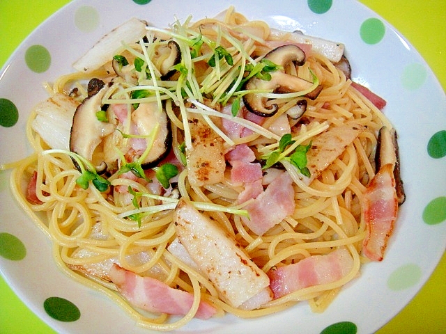 長芋とベーコンしいたけのガーリック和風パスタの写真