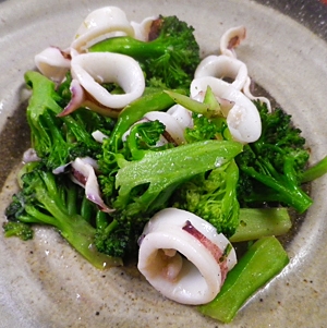 ブロッコリーイカの生姜炒めの写真