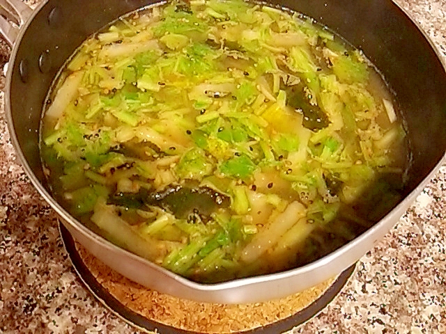 かぶの葉と生姜の味噌ご飯スープの写真