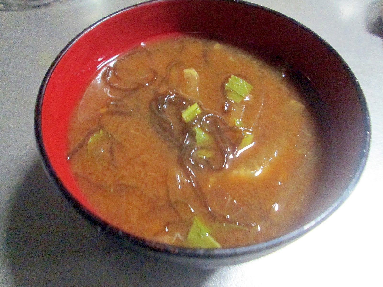 大根と大根の葉っぱの味噌汁の写真