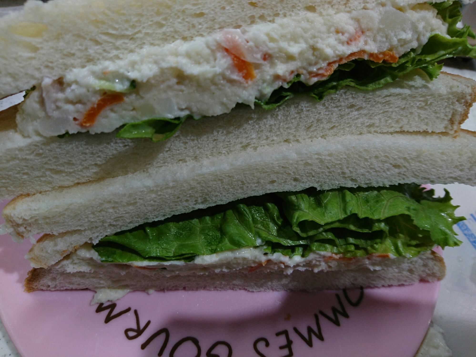 ポテサラとレタスのサンドイッチの写真