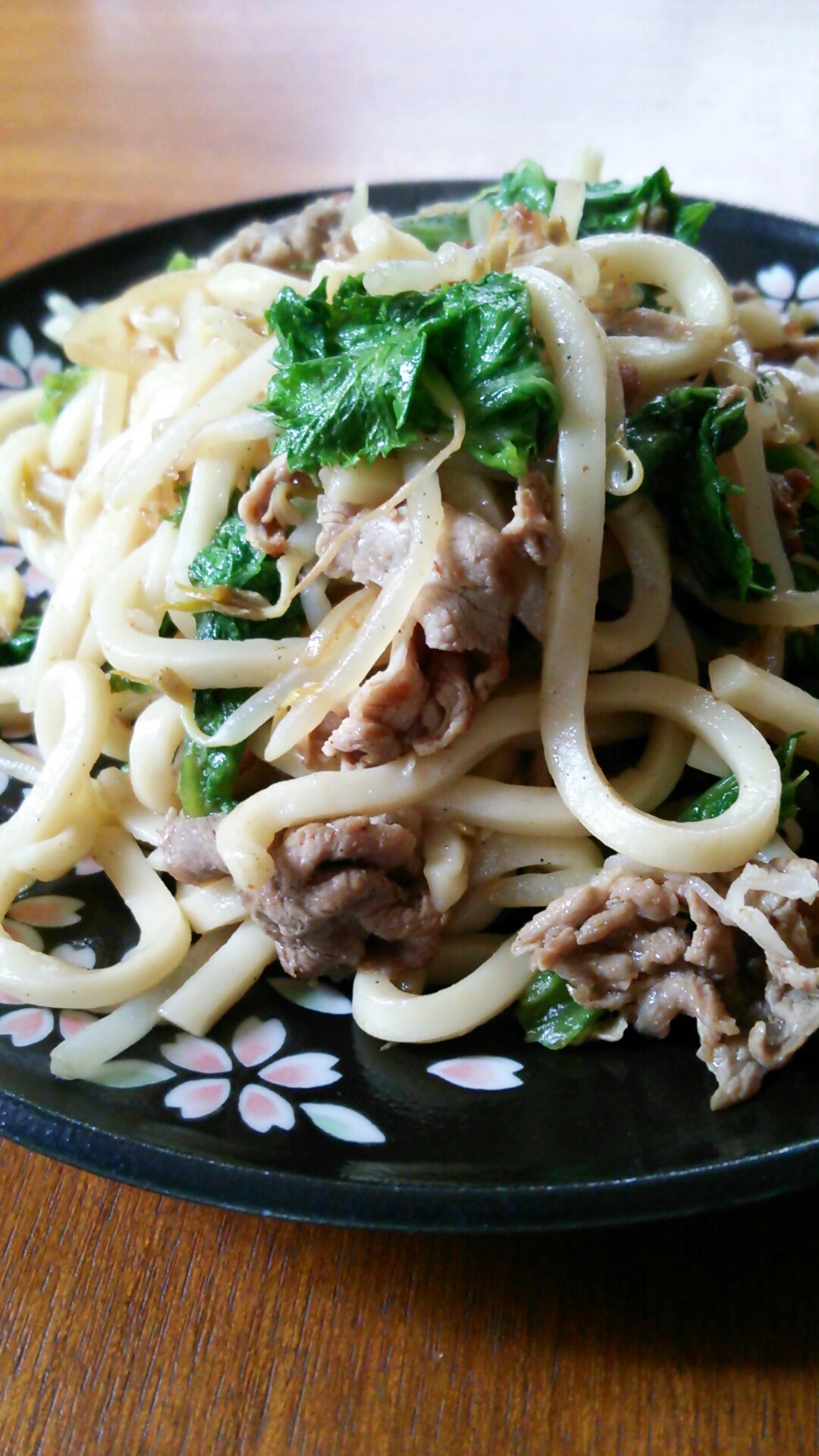 わさび菜とモヤシと豚肉の大人焼きうどんの写真