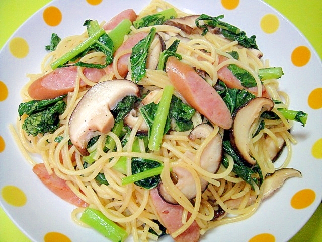 大根の葉とウインナーしいたけの和風パスタの写真