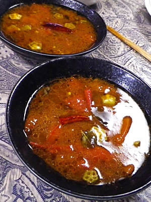 スピード料理、ラッサム風オクラトマトスープの写真
