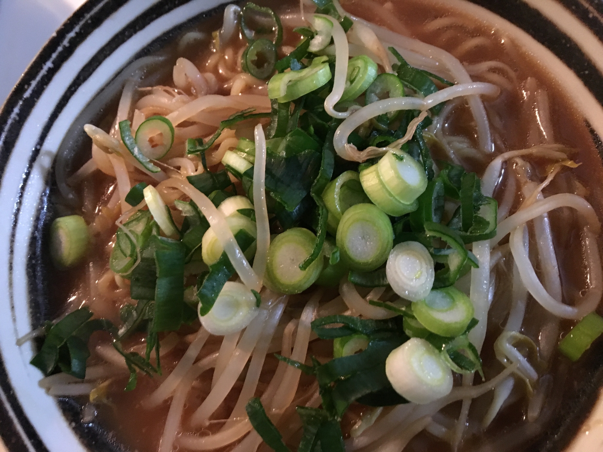 長ネギともやしたっぷりの豚骨醤油ラーメンの写真