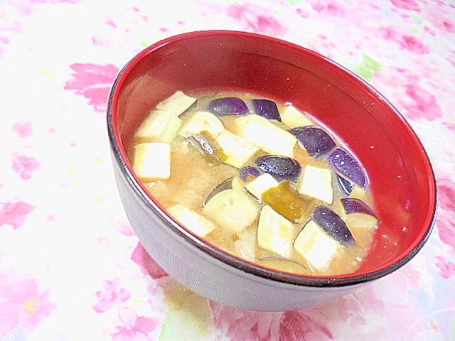 レンチンde❤茄子と油揚げとワカメの胡麻味噌汁❤の写真