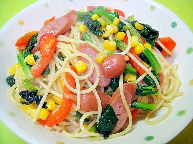 ほうれん草とコーンパプリカのコンソメパスタの写真