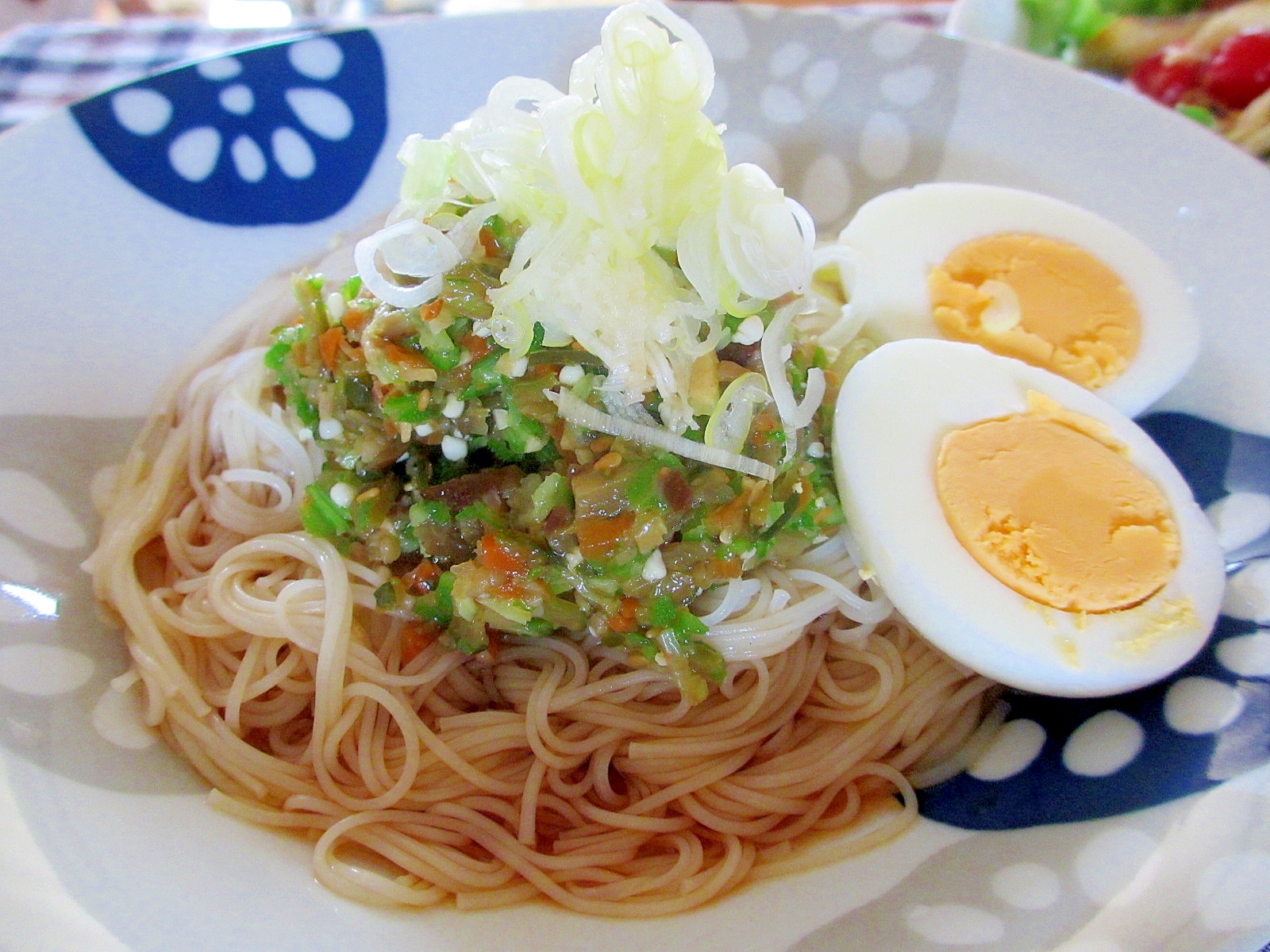 オクラと福神漬けのねばねばそうめんの写真