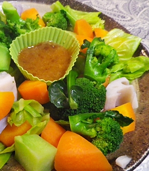 温野菜のアプリコットジャム味噌添えの写真
