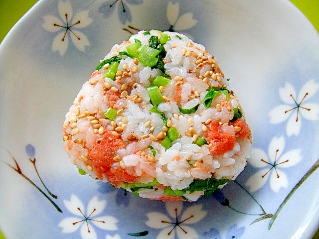 大根の葉とたらこ胡麻のおにぎりの写真