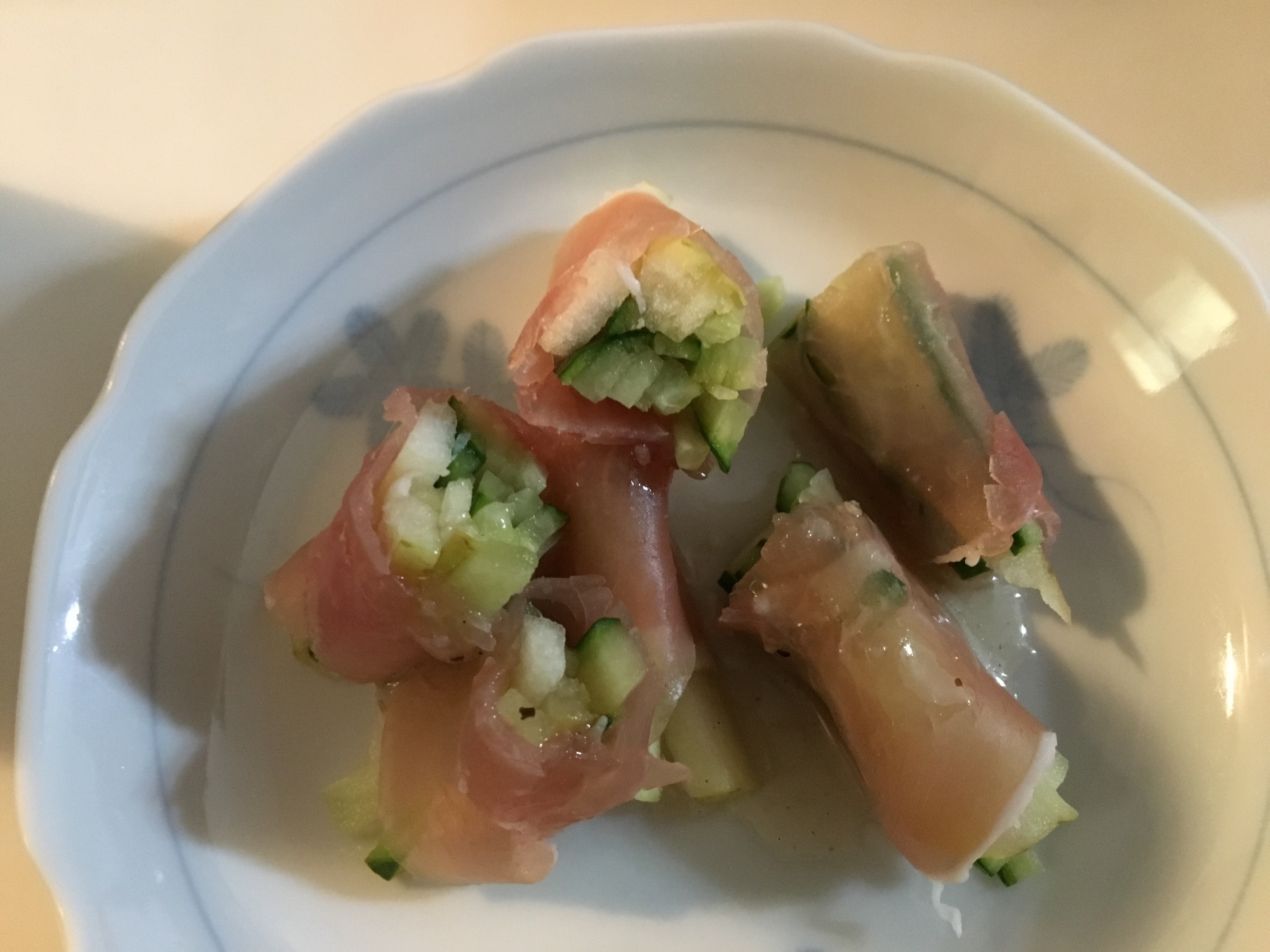 生ハムとリンゴとキュウリで塩だれサラダの写真