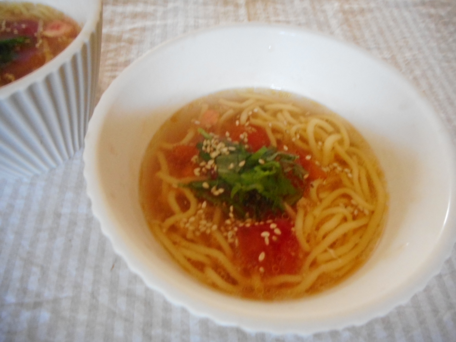 コンニャク麺とトマトの冷たいスープの写真