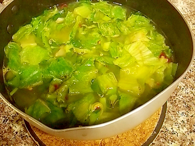 レタスの外葉とブロッコリーの葉のご飯スープの写真