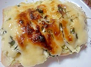 シソとキャベツの焦げマヨ＆とろーりチーズトーストの写真