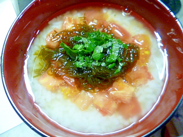 夏バテ対策！トマトともずく酢の冷やし茶漬けの写真
