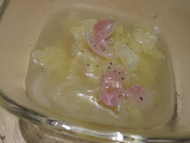 鶏ハムのゆで汁で♪キャベツとベーコンのスープの写真