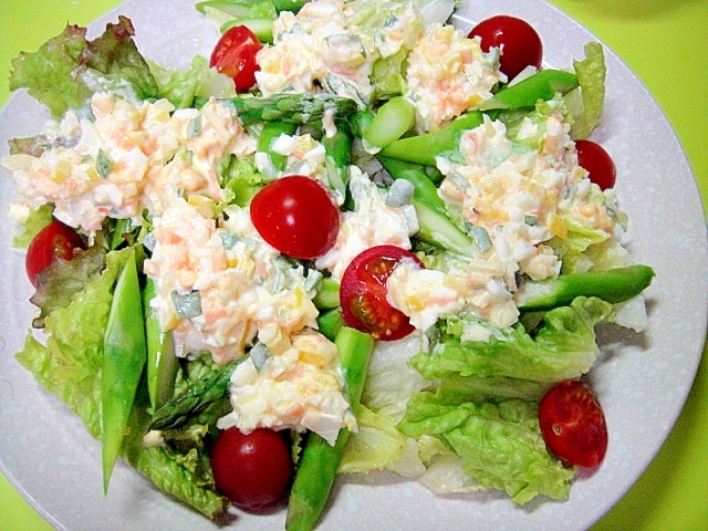 アスパラとレタスのサラダ☆野菜タルタルソースがけの写真