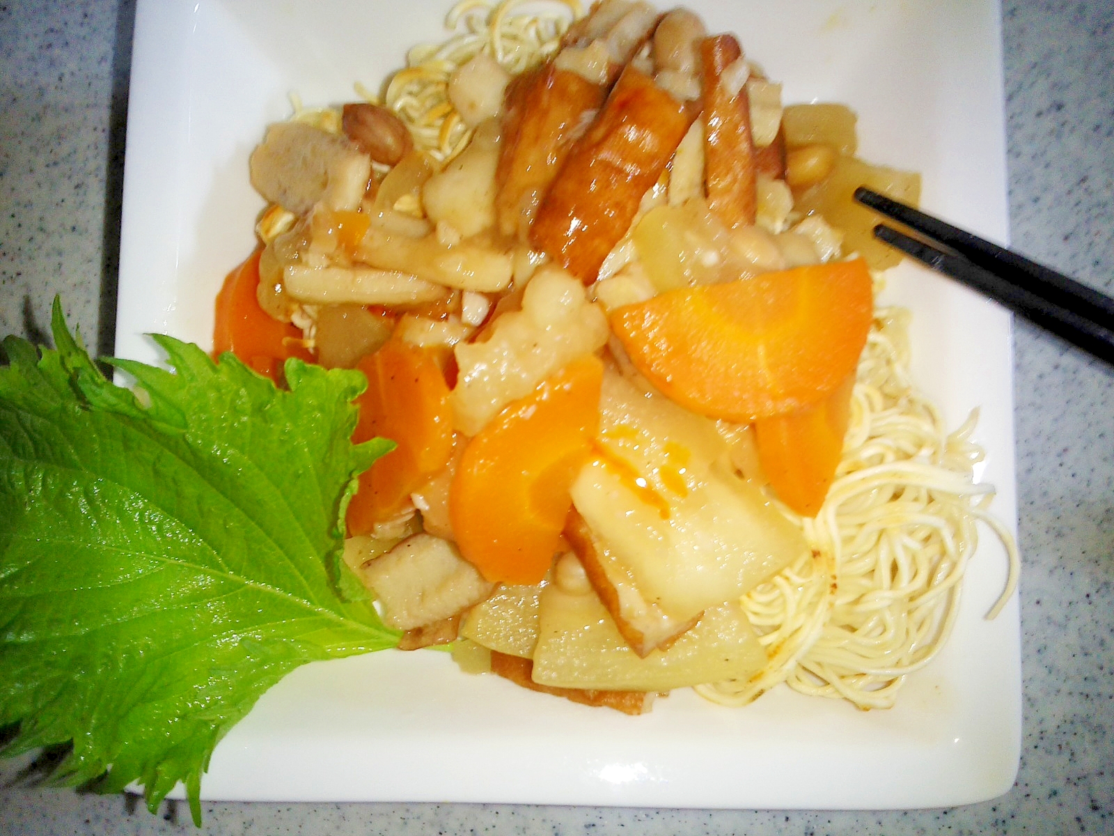 エスニックな美味しさ!キュウリのあんかけ焼きそばの写真