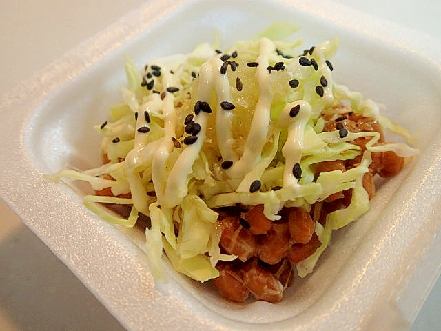 千切りキャベツと摩り下ろしキャベツ芯の納豆の写真