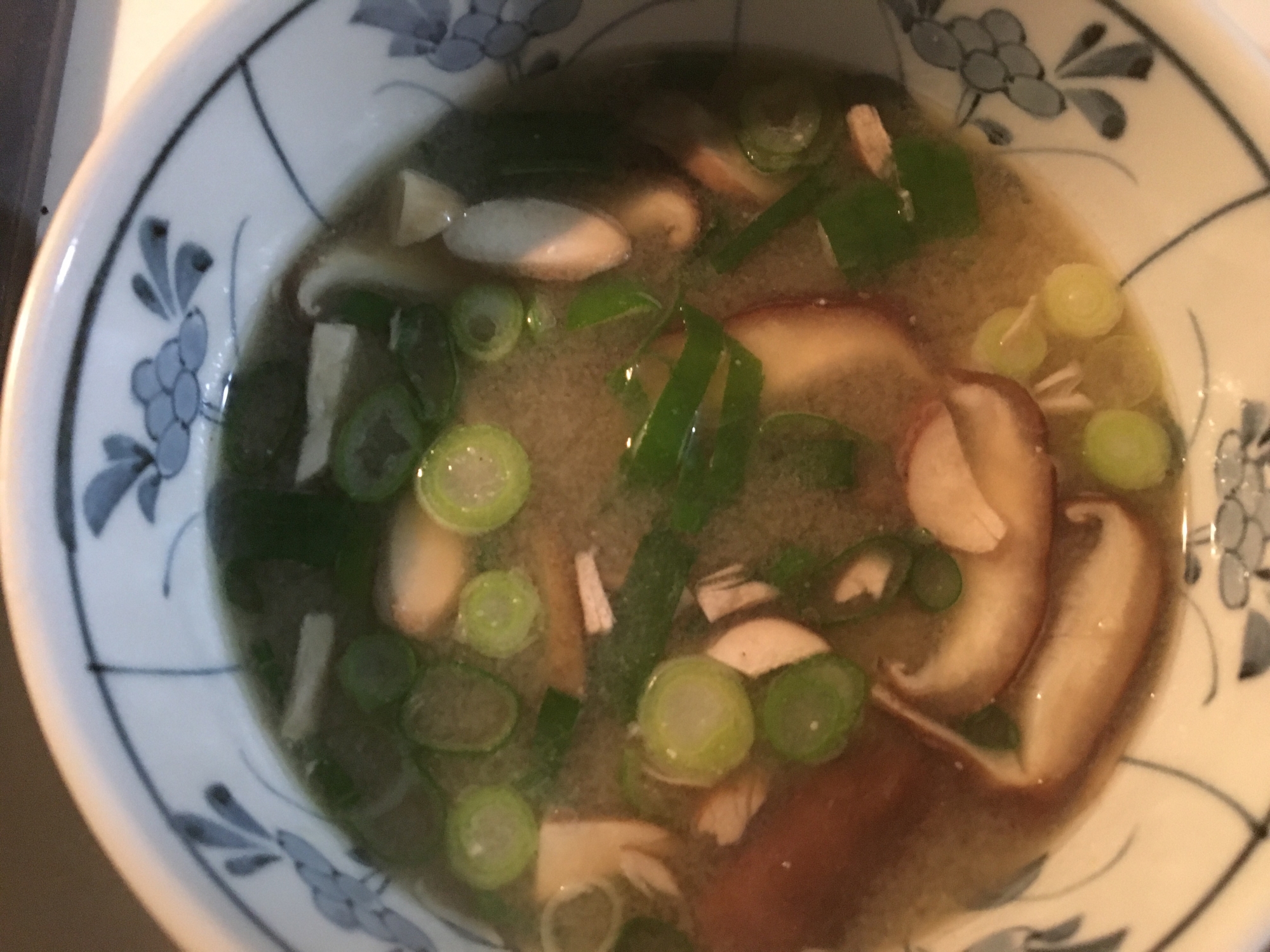 ごぼうと葱と椎茸で朝の味噌汁の写真