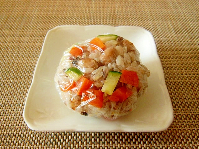 にんじんときゅうりとお豆のおにぎり♪の写真