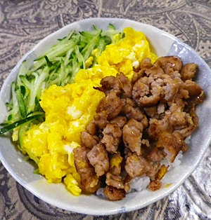 甘辛まぐろたたきの三色丼の写真