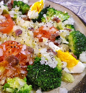 彩り野菜のアンチョビオニオンのせサラダ