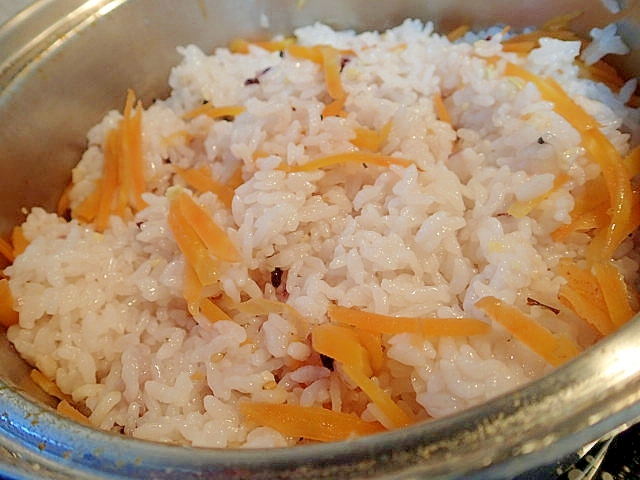 皮ごと人参と雑穀米の炊き込みご飯の写真