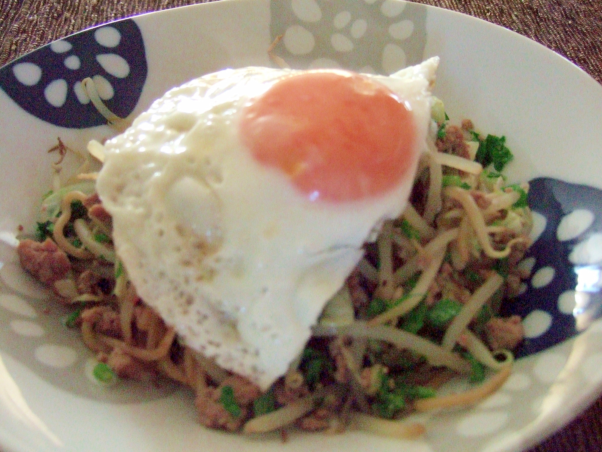 セロリの葉とそぼろの焼きそばの写真