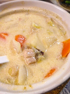 野菜たっぷり、豆乳味噌鶏鍋の写真