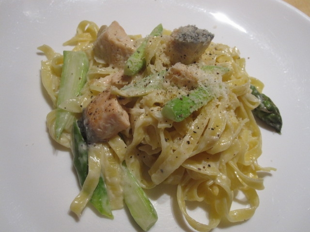 アスパラとサーモンのクリームパスタの写真